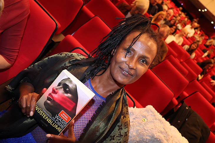 "Wüstenblume" Waris Darie mit ihrem gleichnamige Bestseller Buch @ Premiere Wüstenblume im Deutschen Theater  (©Foto.Martin Schmitz)